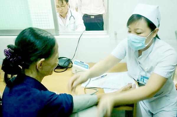 A patient is examined by a family doctor in a medical clinic in District 2 (photo: SGGP)